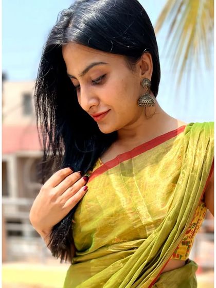 A calm and serene look in our mehendi green tissue cotton saree from the 'Aarini' collection. Paired with simple jhumkas, it's effortlessly elegant.