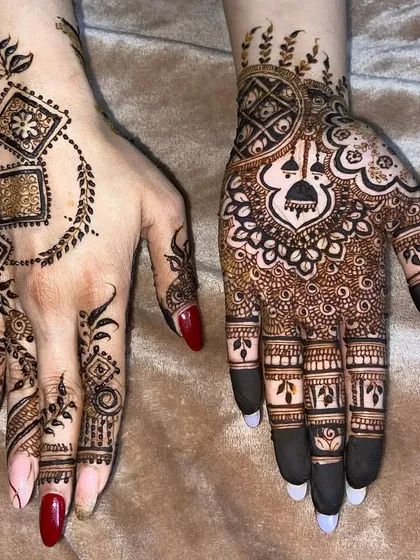 Another example of mixed modern designs, perfect for friends who want complementary but not identical mehandi.