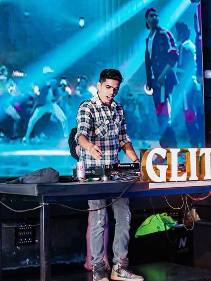 The Vibe: On The Decks & On The Floor photo 43