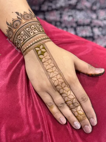 The beautiful light stain of the geometric design for the groom's sister.