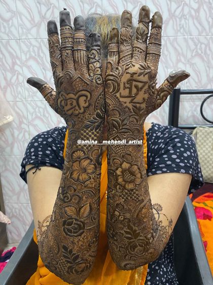 This design features the initials 'D' and 'Z' and the name 'Zoya' in Arabic script.