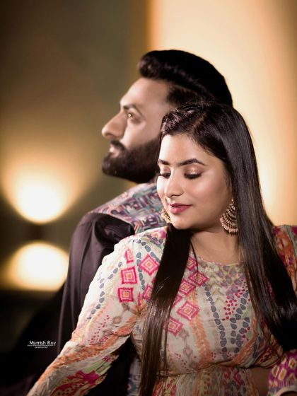 A close-up showing the soft glam makeup that is perfect for both day and night scenes during a long pre-wedding shoot.