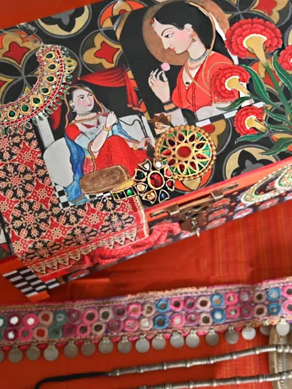 Created for an Indian living abroad, this memory box combines miniature paintings with period jewelry motifs. It’s a nostalgic piece designed to evoke a romantic and colorful connection to home.
