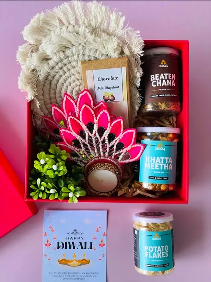 Another look at the red box hamper, showing how I can customize the snack selection to your preference. This one includes three different Omay snacks.