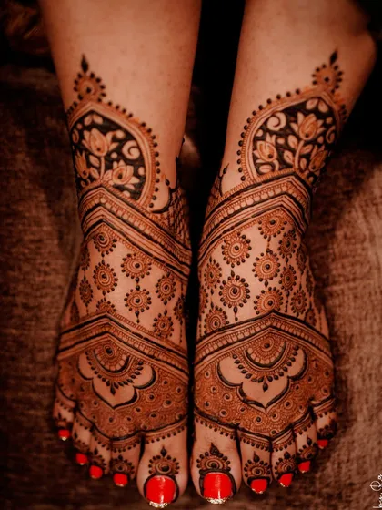 A close-up of an intricate bridal feet design. The patterns are created to be symmetrical and beautiful, featuring floral motifs and traditional Indian patterns that look elegant with bridal footwear.