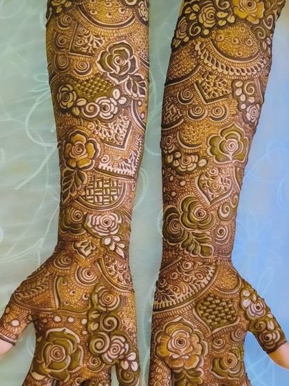 This intricate design features beautiful 3D roses and detailed lattice work, creating a truly luxurious bridal look.