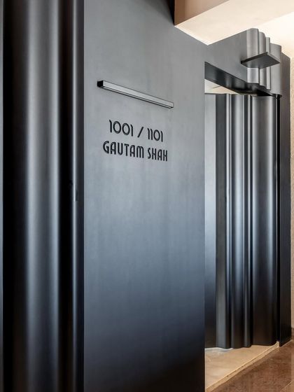 Statement Features & Custom Craftsmanship photo 12