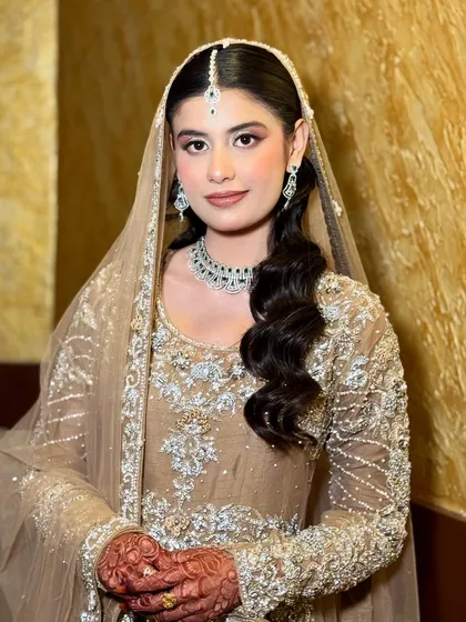 Gorgeous Walima bride Sumbul. Her makeup is minimal and elegant, with a flawless base and soft, defined eyes, perfect for her sophisticated look.