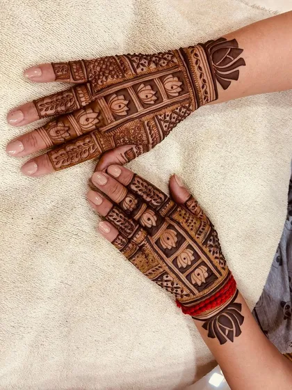 This back-of-hand design combines a Madhubani-style lotus cuff with a detailed grid pattern on the fingers. It’s a beautiful example of how I mix different traditional art forms in my work.
