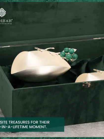 Introducing the Malachite Collection from our Silvered Collection 2024. These exquisite apple-shaped bowls, crafted with green malachite stone accents, are treasures for a once-in-a-lifetime moment.