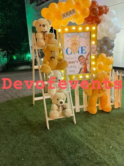 A detailed look at the welcome corner for a teddy bear party. A framed welcome sign and a ladder decorated with teddy bears create a personal and charming spot for photos.