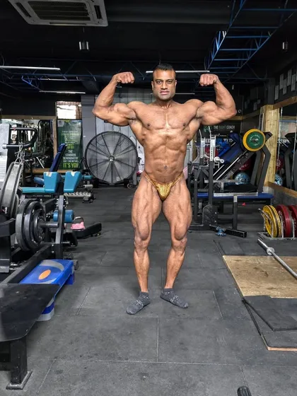 Front double biceps, five weeks out. Even at 101 kgs, the abs are visible and the V-taper is prominent. This is what a structured off-season and prep can do.