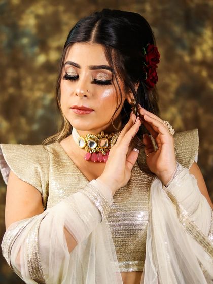 A close-up of the stunning golden glitter eyeshadow from this transformation. The detail and precision create a truly glamorous and eye-catching look.