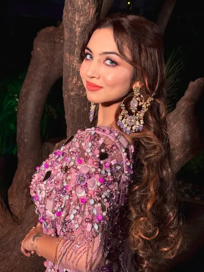 Who says Haldi glam has to be yellow? This unique lavender look is for the modern bride who wants to stand out. It’s fresh, vibrant, and perfect for a fun-filled Haldi function.