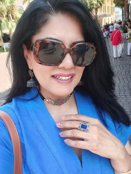 A sunny selfie from our last day at Lake Garda. You can see the beautiful enamel work on my silver choker and the large blue stone ring, which add personality to the simple blue dress.