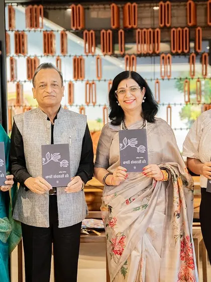 A group photo with Dr. Kavita Pania and attendees holding her new book, "Kyon Sanvarti Ho."