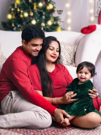 A perfect family moment captured during our Christmas mini sessions. I love seeing families come together, dressed in festive colors, sharing smiles that truly light up the room more than any tree.