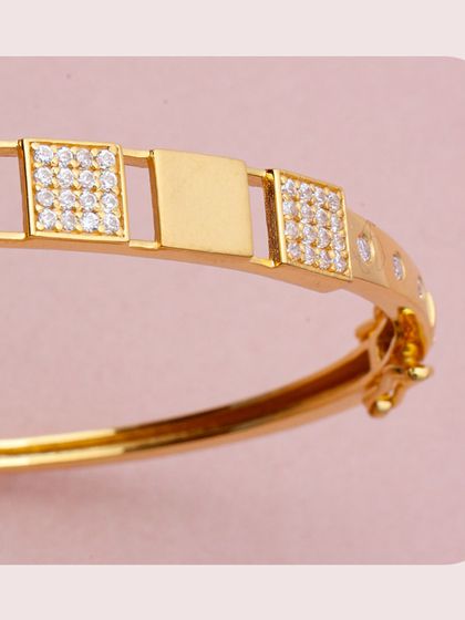 Another view of the contemporary gold kada with alternating plain and diamond-studded square links. This piece offers a balanced design of shine and subtlety.