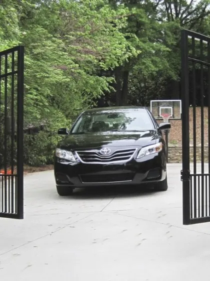 An automated swing gate providing secure and convenient vehicle access to a private residence. We design and install entrance automation systems that enhance both the security and aesthetic of your property perimeter.