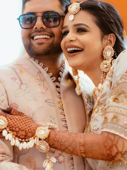 Haldi ceremonies are all about pure joy. This candid moment captures a happy couple, with the bride glowing in a soft, natural makeup look and unique seashell jewellery that I provided for her.