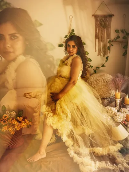 A dreamy, double-exposure effect in my boho corner. The soft yellow gown, candlelight, and macrame details create a warm, intimate, and artistic maternity portrait.