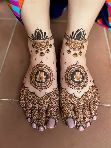 Elegance in simplicity. This foot mehndi design features a central lotus mandala, a symbol of purity and beauty, with delicate patterns extending to the toes and ankle. It's perfect for brides who prefer a graceful, minimalist style.