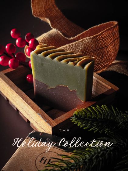 My 'Holly' botanical soap bar is pure holiday magic. The vibrant emerald and deep red-brown layers are created with natural botanicals, and the top is textured for a beautiful, rustic finish.