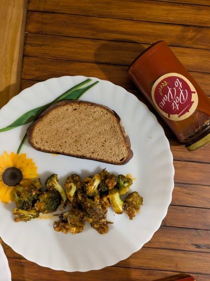 This is a snapshot of my December food updates. A simple meal of sourdough bread with roasted broccoli. For me, food is a daily celebration.