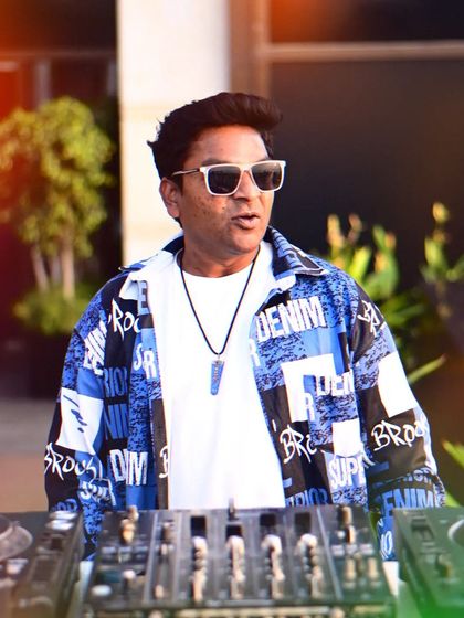 A shot from a daytime event. The vibe of a sundowner is different, and it's a great opportunity to play some deeper, more melodic tracks.