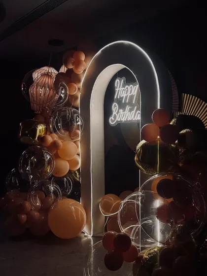 The complete birthday setup at Foo, combining the neon arch with a full balloon garland. It’s designed to be the perfect spot for photos and to elevate the restaurant's ambiance.