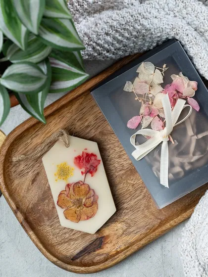 Another one of my botanical wax tablets, this one features a beautiful arrangement of pressed cosmos and other delicate flowers.