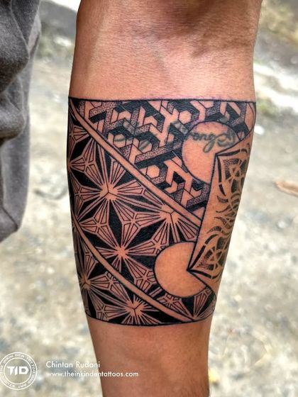 The side view of the geometric armband, showing different patterns.