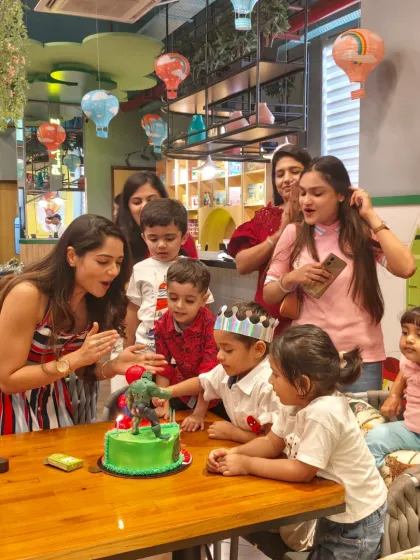 The cake cutting is the heart of the celebration, and we make it a spectacular moment. Here, the birthday boy and his friends gather around an incredible Hulk-themed cake, ready to make a wish.