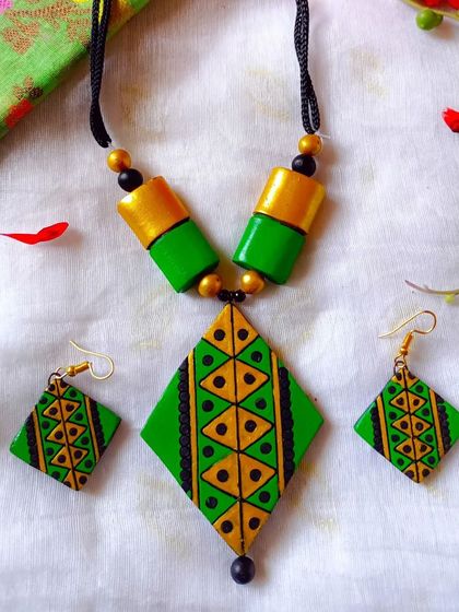 A refreshing green and yellow version of the geometric diamond-pendant set. It's a great choice for adding a touch of handmade charm to your daily look.