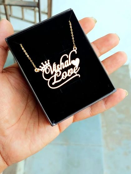 A stylish single-name pendant with "Love" written underneath, adorned with a small crown and heart. This piece is a wonderful gift to show affection and appreciation.