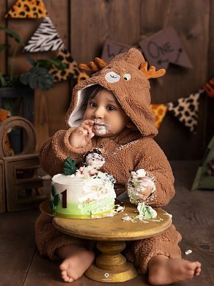 This little explorer had a wild time at his jungle-themed cake smash. Dressed in the cutest outfit, he dove right into the cake, making for some wonderfully messy and happy memories.