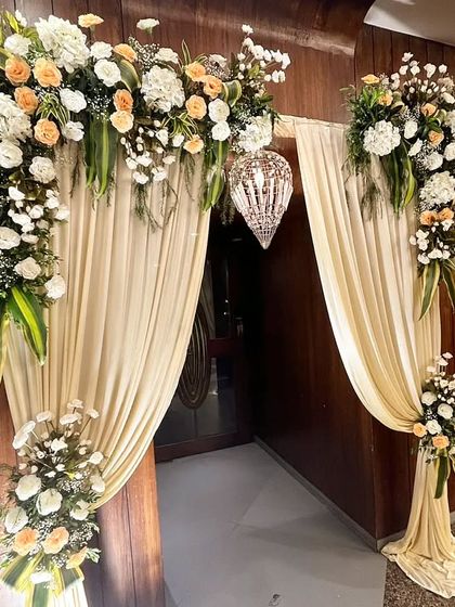 Grand Entrances & Welcome Decor photo 11