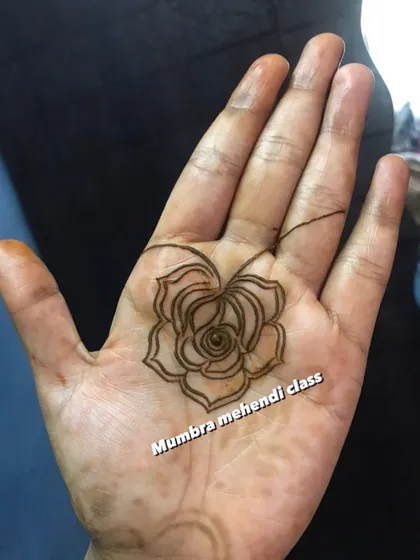 A simple bold flower outline. This is a great exercise for practicing cone control.