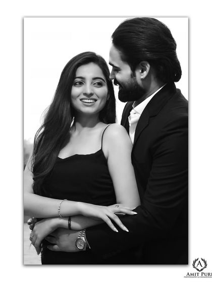 A joyful and natural black and white portrait. The genuine smiles and easy embrace showcase the couple's chemistry, proving that sometimes the simplest moments are the most beautiful.