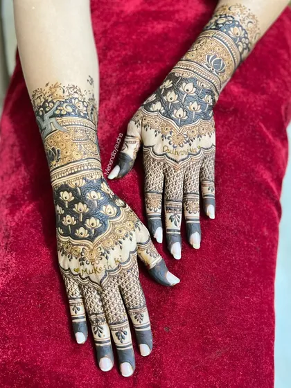 For the modern bride, I create elegant semi bridal designs using Gulf and Indo-Arabic techniques. This style uses bold lines and negative space to create a striking contrast, featuring beautiful lotus and elephant motifs that are both contemporary and traditional.