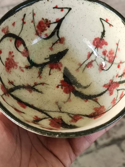 This small bowl, adorned with delicate cherry blossoms, is an example of my custom-painted work. It’s perfect for serving snacks or simply as a beautiful decorative accent in your home.