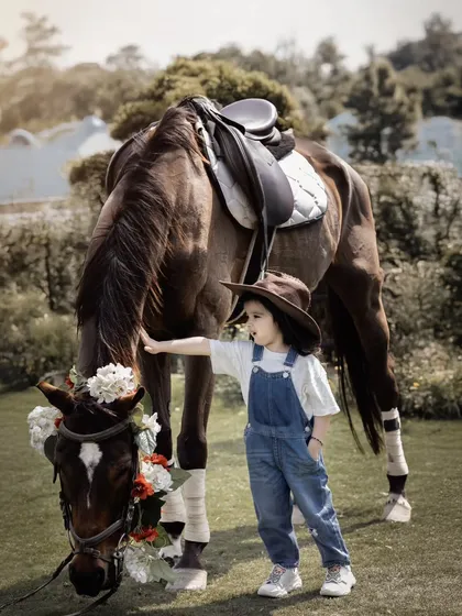 For the adventurous little ones, we create truly unique outdoor photoshoots. This cowgirl-themed session with a gentle horse was an unforgettable experience, resulting in photos full of freedom and spirit.