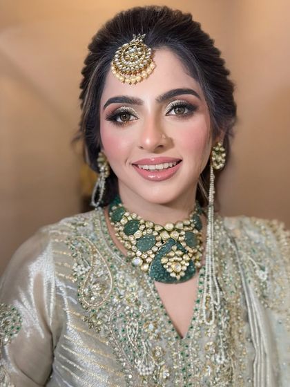 The eye makeup for this look is a beautiful blend of gold and brown, which makes her eyes sparkle.