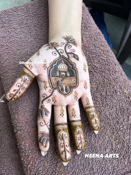 A unique design featuring a mosque motif on the palm, surrounded by delicate vines, for a personalized and modern look.