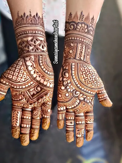 I love creating these symmetrical semi-bridal designs. The patterns on both hands mirror each other, creating a balanced and traditional look.