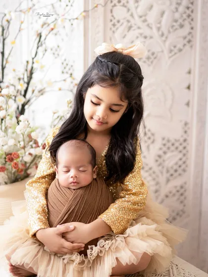 There is nothing more special than a big sister meeting her new best friend. Capturing these quiet, tender moments with a newborn is one of the most rewarding parts of my job. This shot highlights the gentle, safe posing I use for my littlest clients.