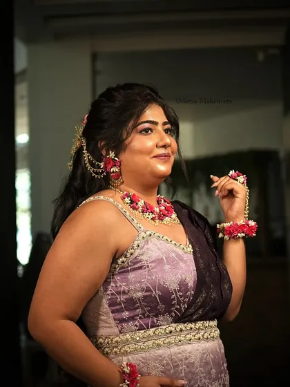 A full look at the bride's Mehendi outfit and accessories. The floral jewellery is a popular and beautiful choice for pre-wedding functions.