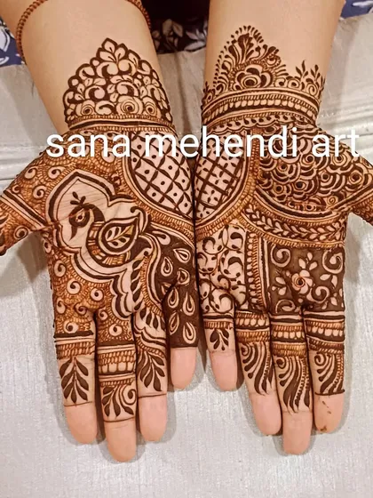 A classic peacock design, with its feathers beautifully detailed on the palm. The surrounding patterns complement the central figure perfectly.