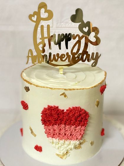 A close-up of the textured heart detail on our strawberry anniversary cake.