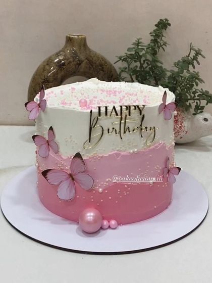 A full shot of the 2kg vanilla fresh fruit cake, proving that sometimes less is more.